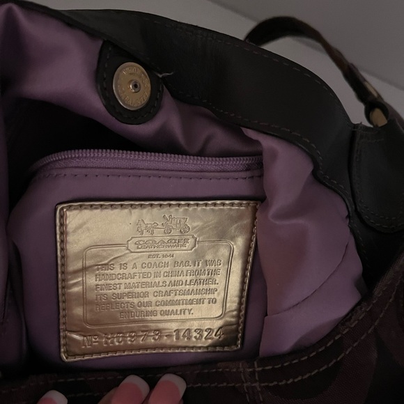 Coach beautiful 2 handle purse with the Coach insignias Cπ With leather in area - Picture 5 of 13